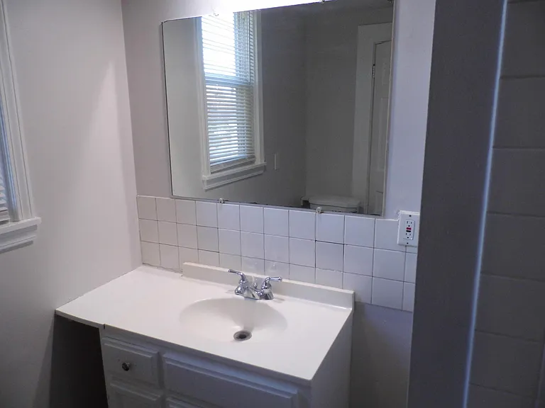 141 W Delavan Ave #UPPER — Photo 10