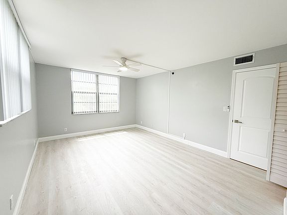 5th image of 3300 W Rolling Hills Cir APT 410