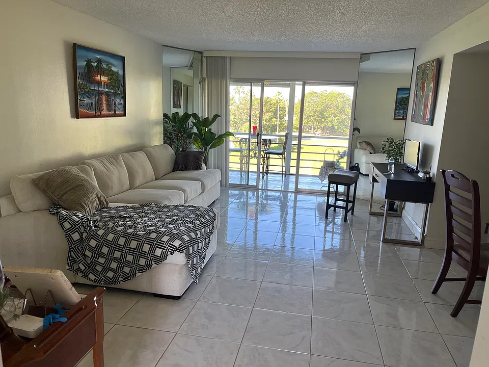 3871 Via Poinciana #402