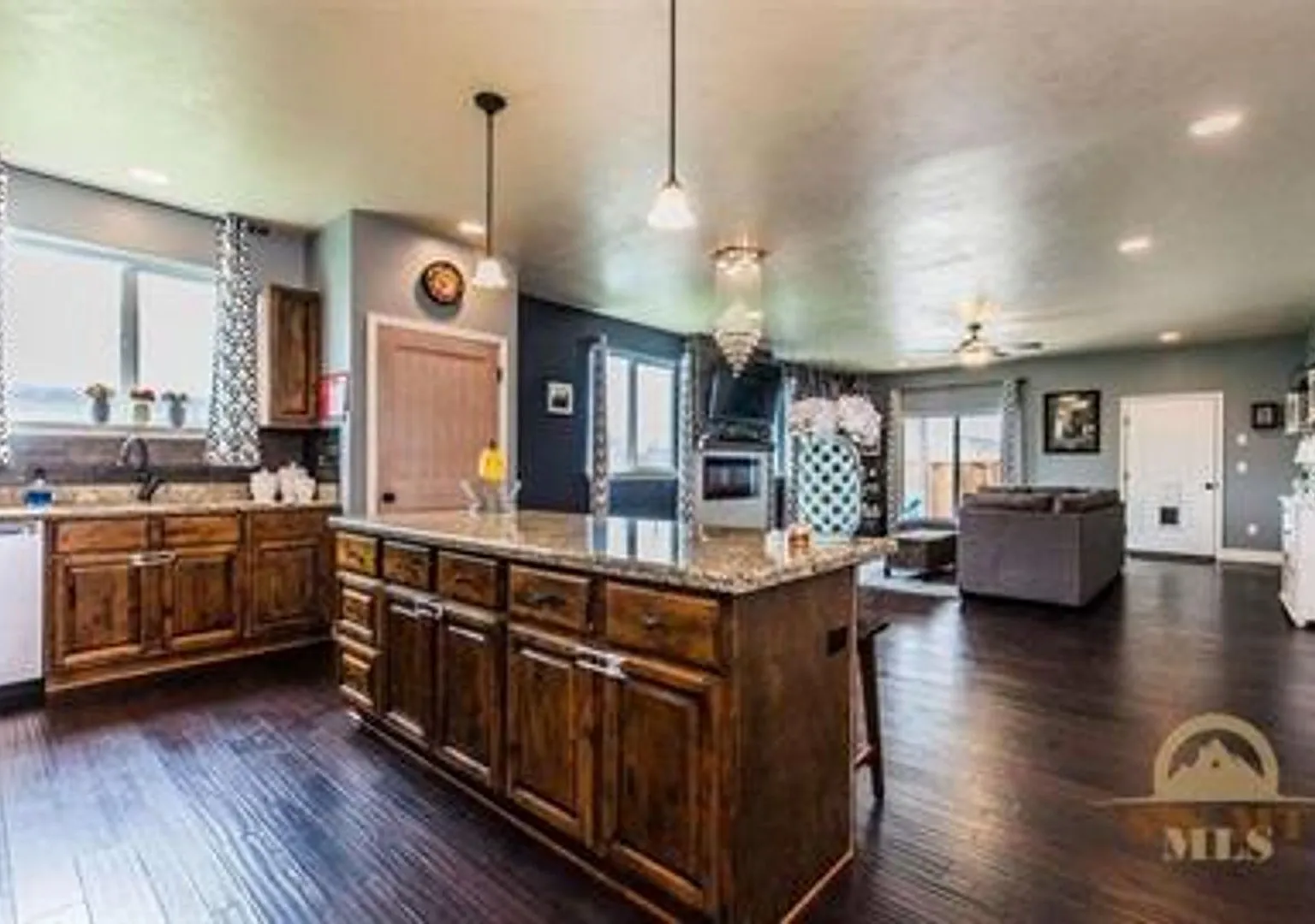 Beautiful 3 bedroom 2 bath home in Manhattan — Photo 3