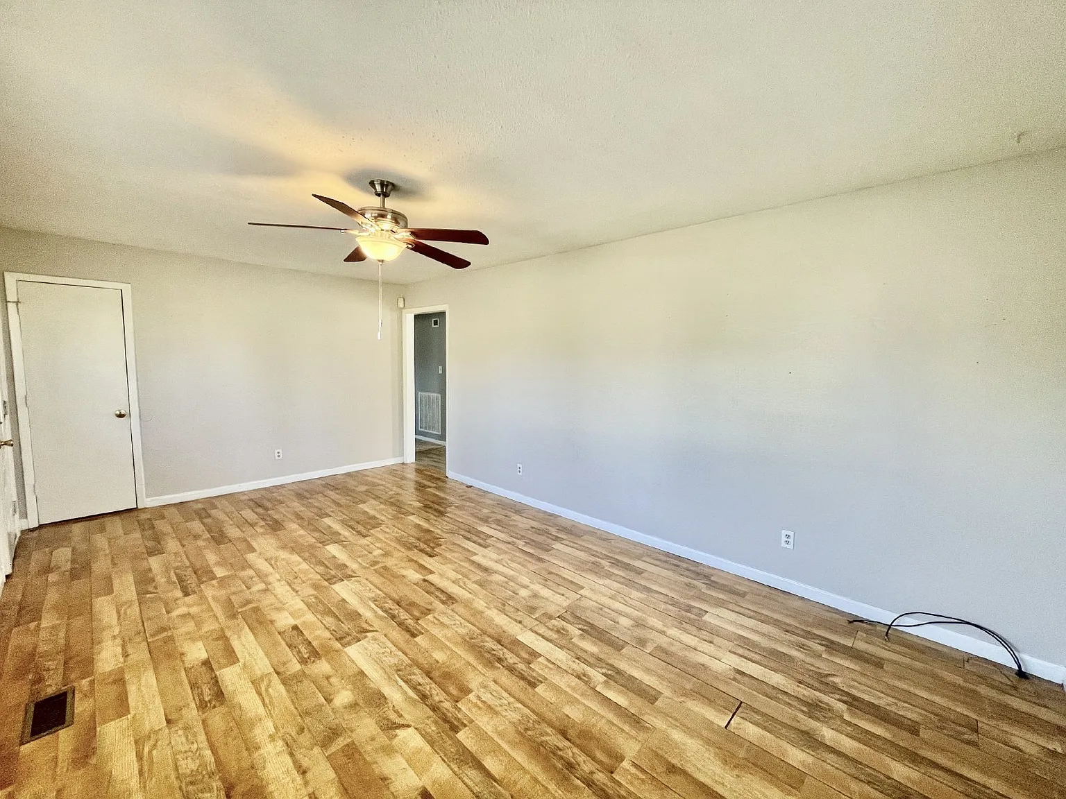 3 bed, 1.5 bath, 1300 sqft, $1,375 — Photo 3