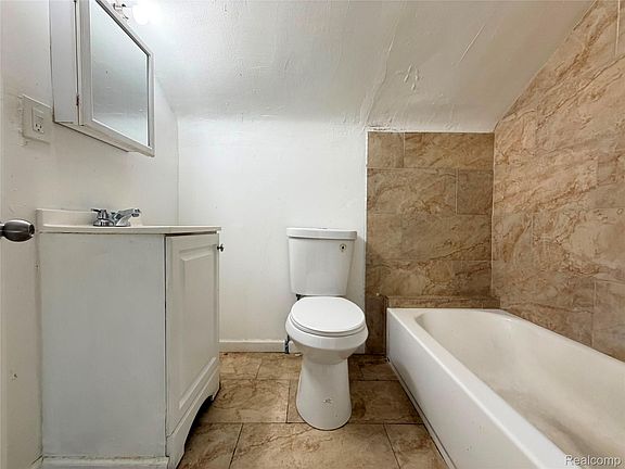 4th image of 10044 Whitcomb St