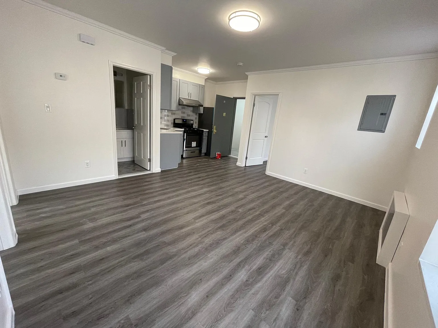 3 bed, 900 sqft, $2,700 — Photo 3