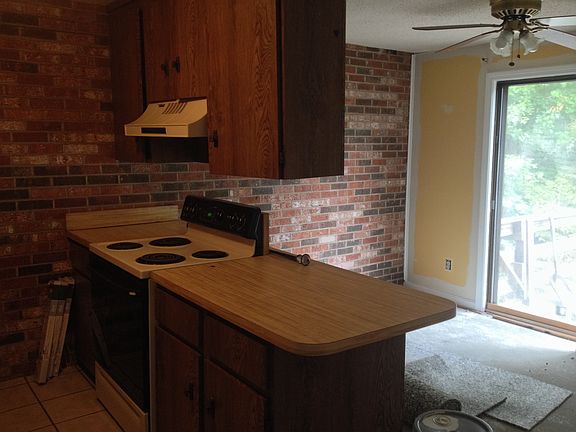 right side kitchen w/breakfast nook