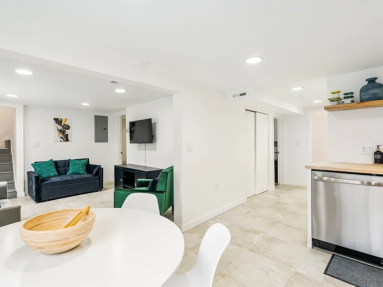 7906 N Brandon Ave #B — Photo 6