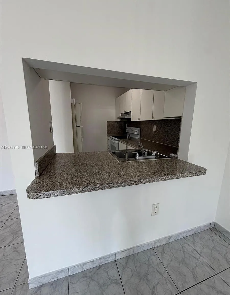 Le Mirage Condo — Photo 3