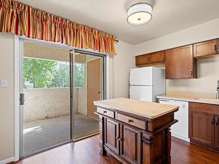 510 W University Dr — Photo 17