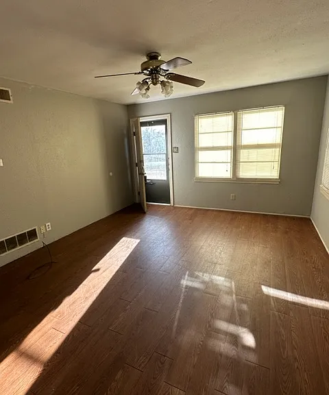 4803 Crockett St — Photo 2