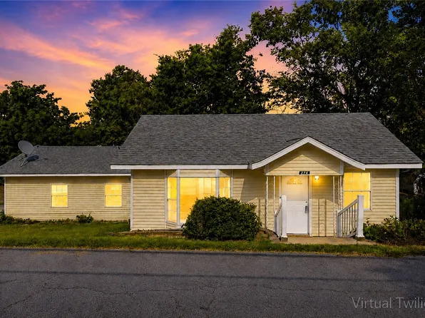 276 N A St, Centerton, AR 72719