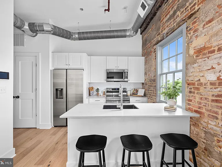901 King St #201 — Photo 1