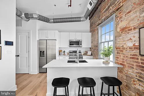 901 King St #201 Photo 1