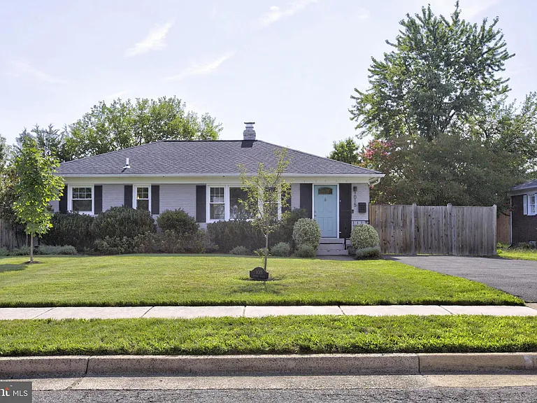 1015 Woods Pl — Photo 1