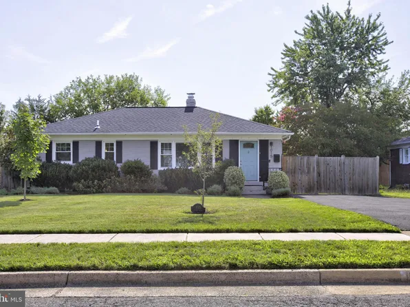 1015 Woods Pl, Alexandria, VA 22302