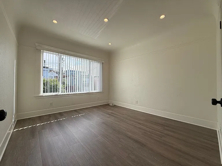 1052 Jamestown Ave — Photo 9