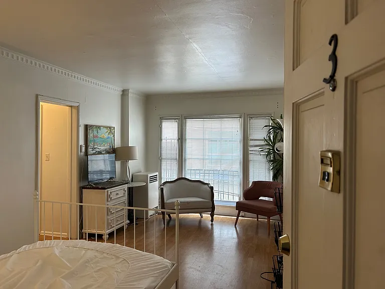 200 S Reeves Dr #3 — Photo 2