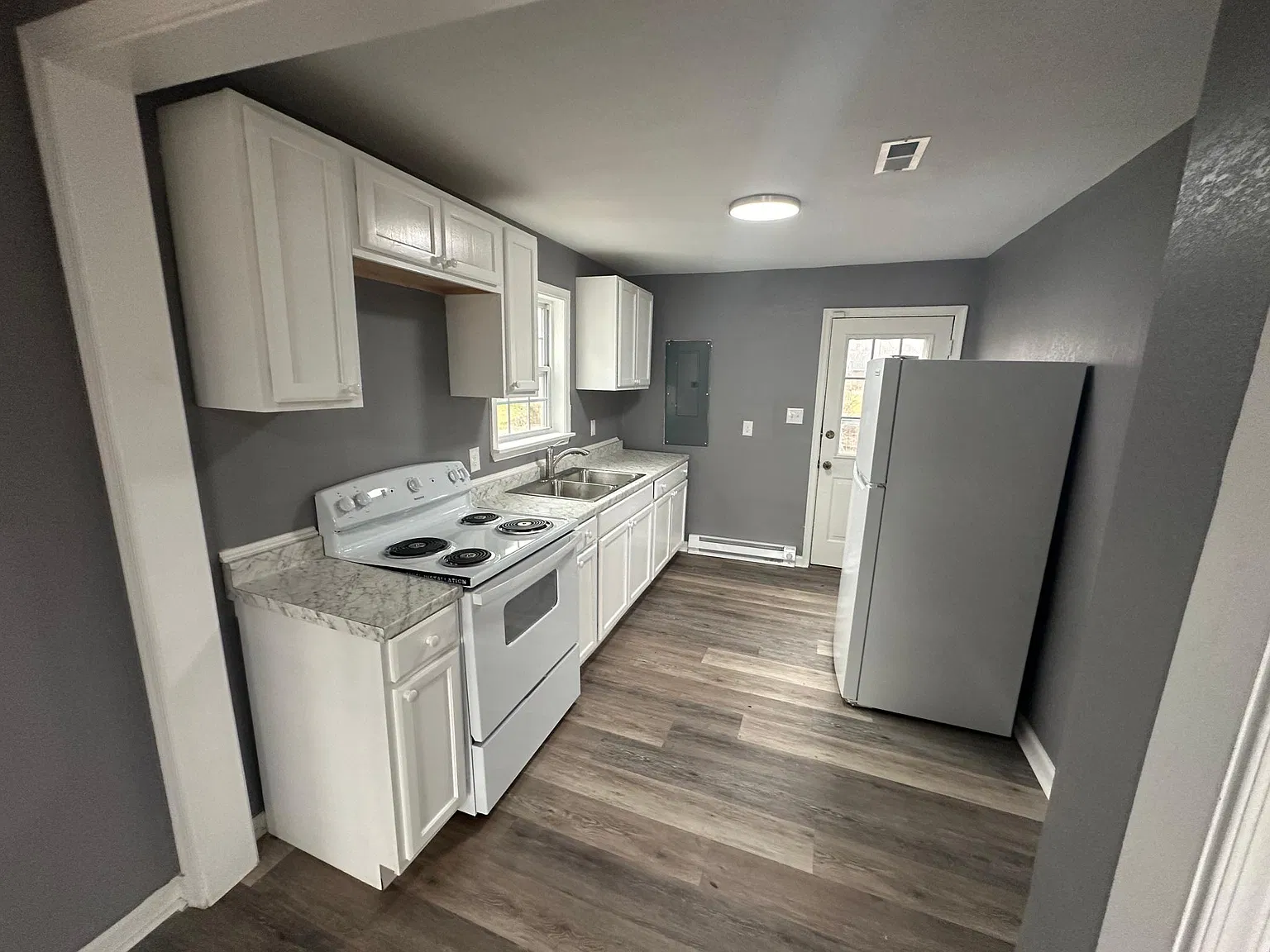 3 bed, 978 sqft, $1,585 — Photo 2