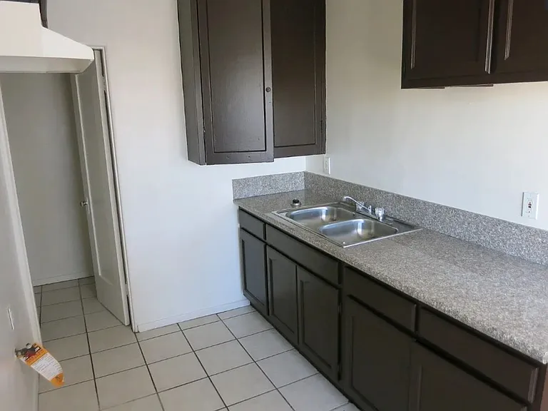 841 42nd Apartments — Photo 10