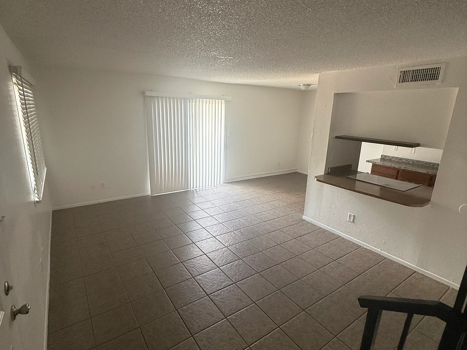 3 bed, 1090 sqft, $1,575 — Photo 2