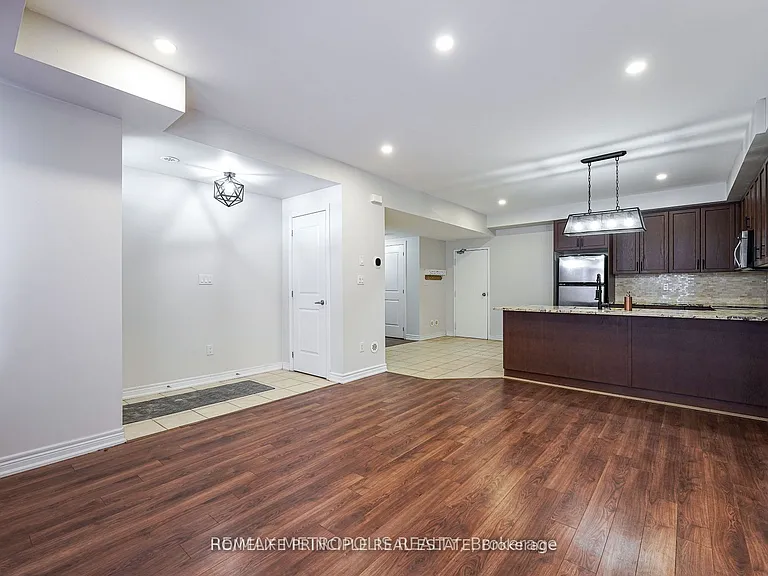 9621 Jane St #6 — Photo 6