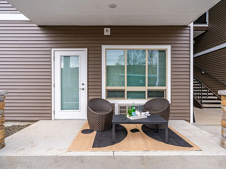 River City Apartments — Photo 9