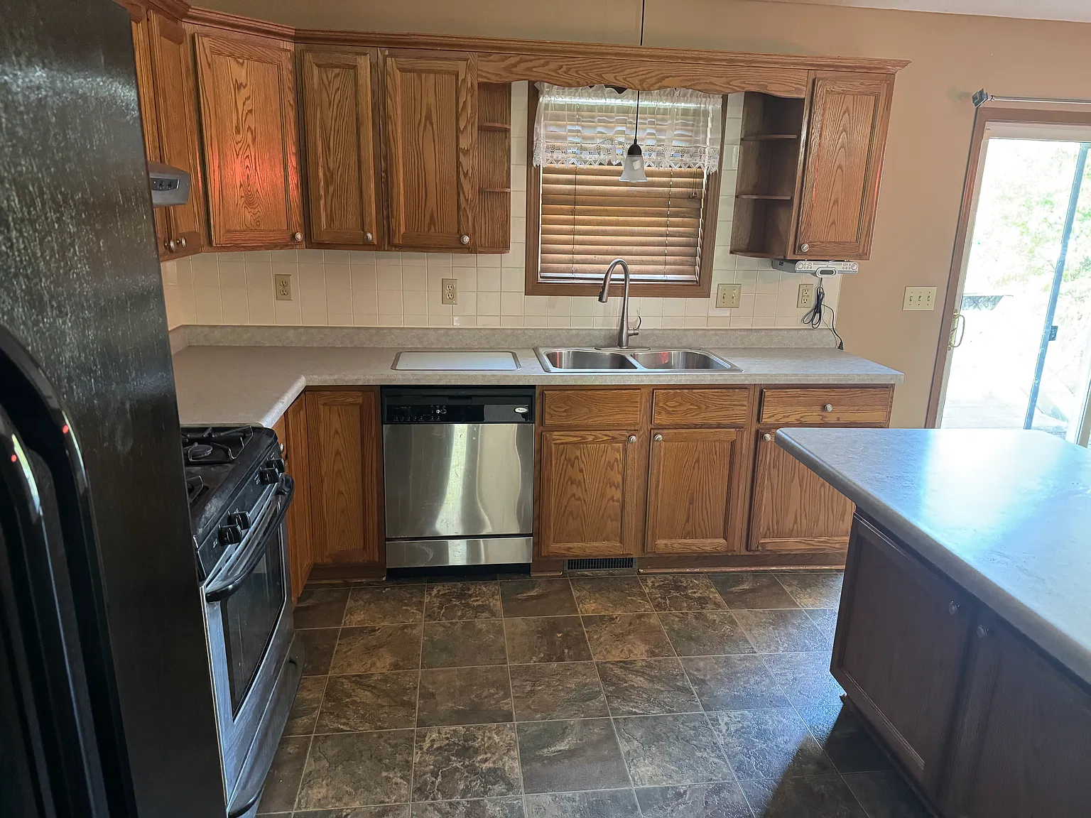 3 bed, 2148 sqft, $2,350 — Photo 2