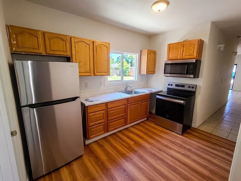 6105 Bromley Ave — Photo 6