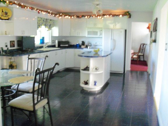 Eat=in kitchen w/center island