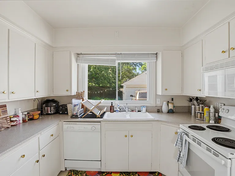 321 McLean St — Photo 24