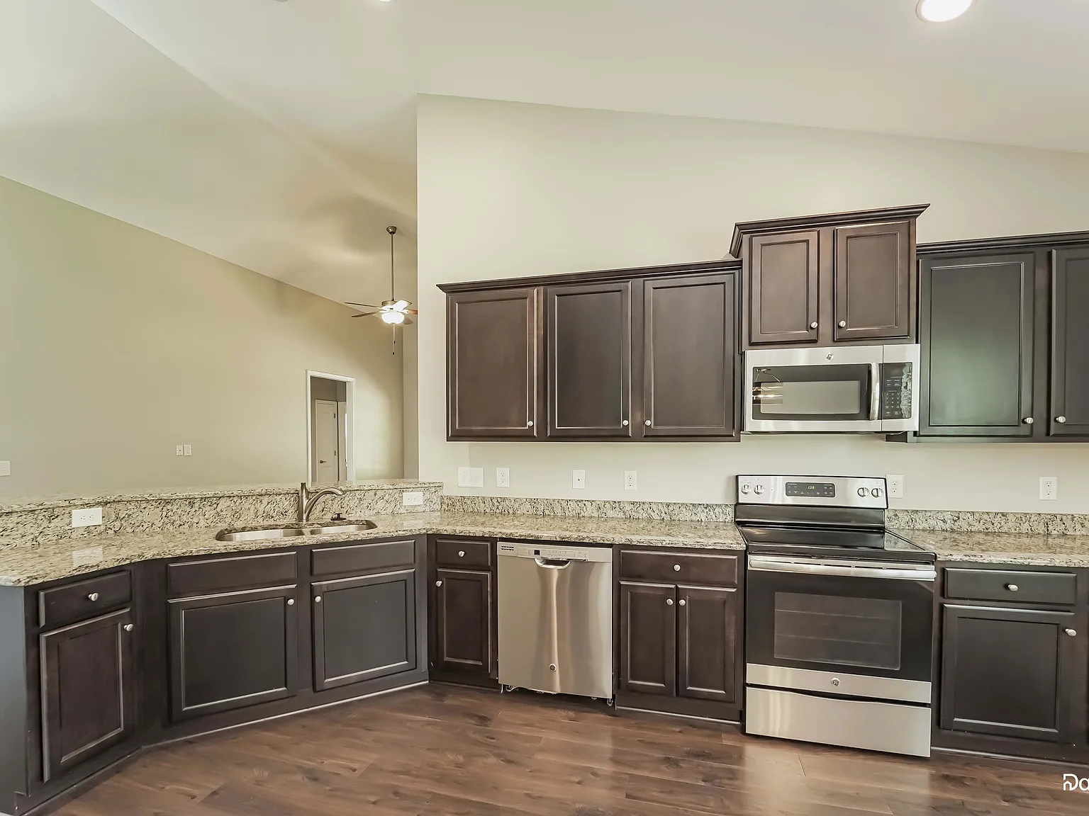 4 bed, 2.0 bath, 1806 sqft, $2,260 — Photo 4