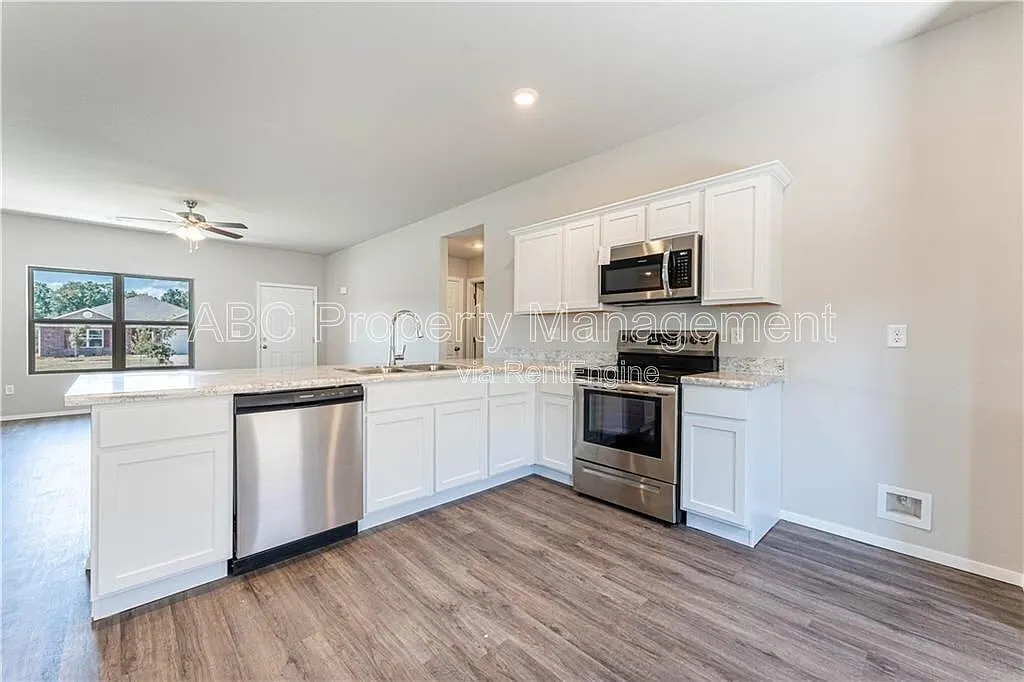 3 bed, 2.0 bath, 1480 sqft, $1,600 — Photo 4