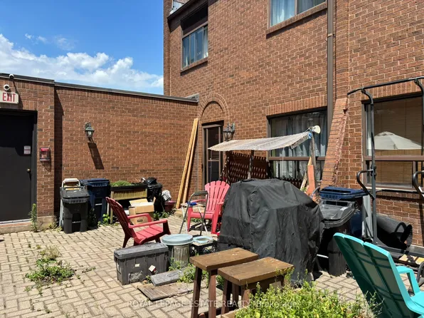 20 Jane St #A, Toronto, ON M6S 3Y2