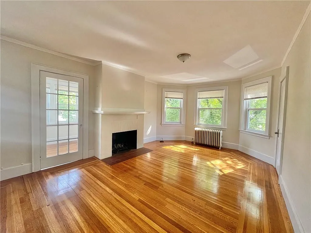 3 bed, 1.0 bath, 1359 sqft, $2,600 — Photo 1