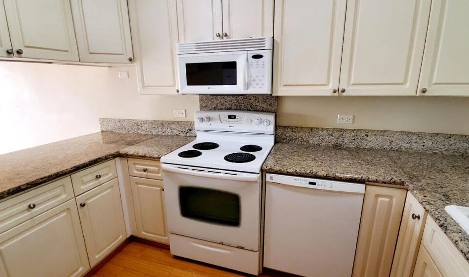 $3,100 - Mauna Luan Condo @ 521 Hahaione Street #14F- 1-bed/1-bath/1-parking — Photo 3