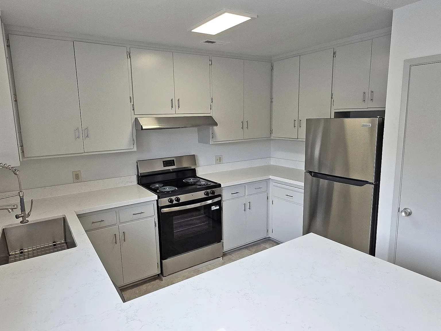 2 bed, 850 sqft, $1,995 — Photo 2