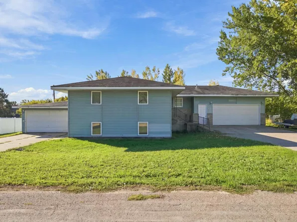 141 2nd St N, Casselton, ND 58012