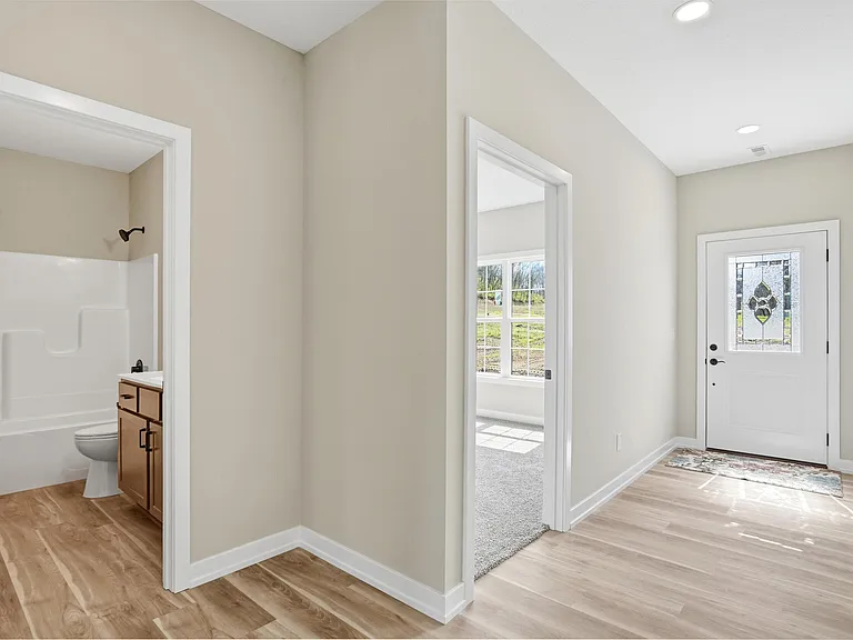 1048 Stonehaven Dr — Photo 4