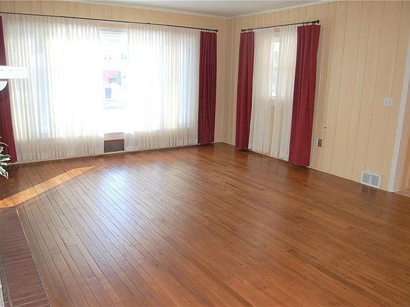5th image of 33180 Redwood Blvd