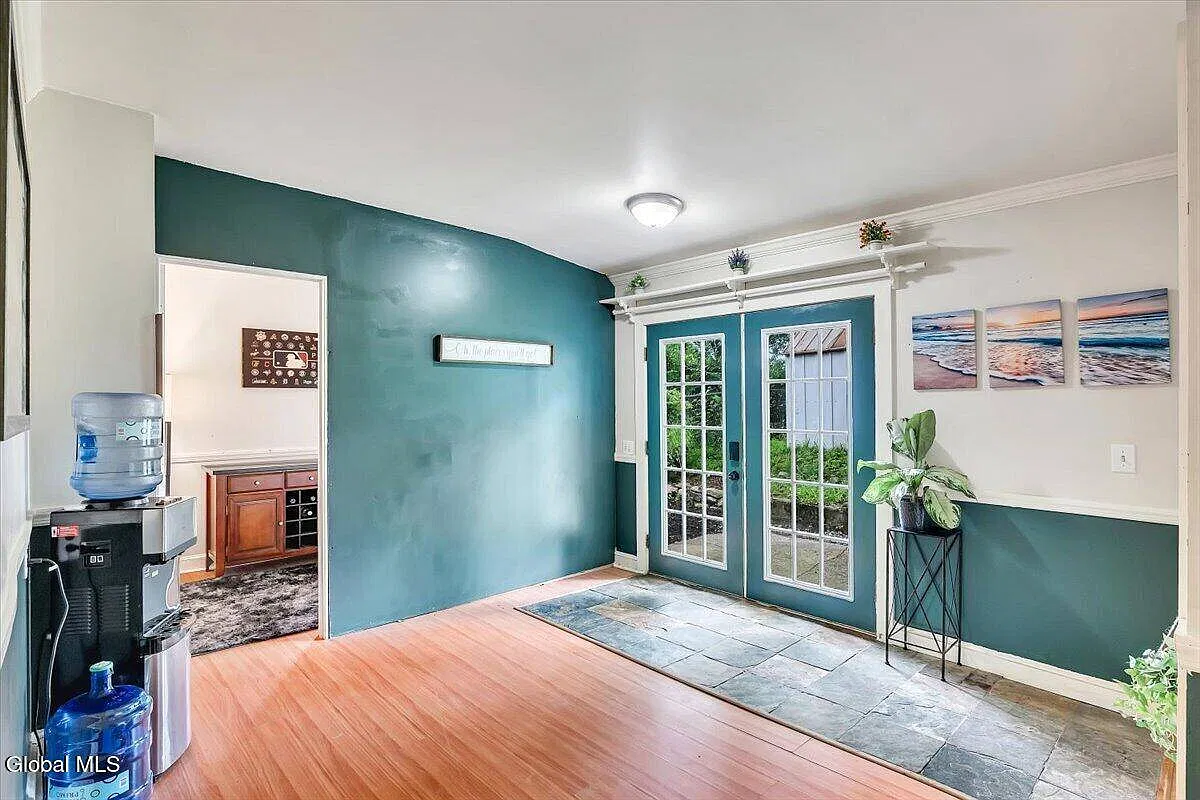 3 bed, 2.0 bath, 1616 sqft, $2,500 — Photo 2