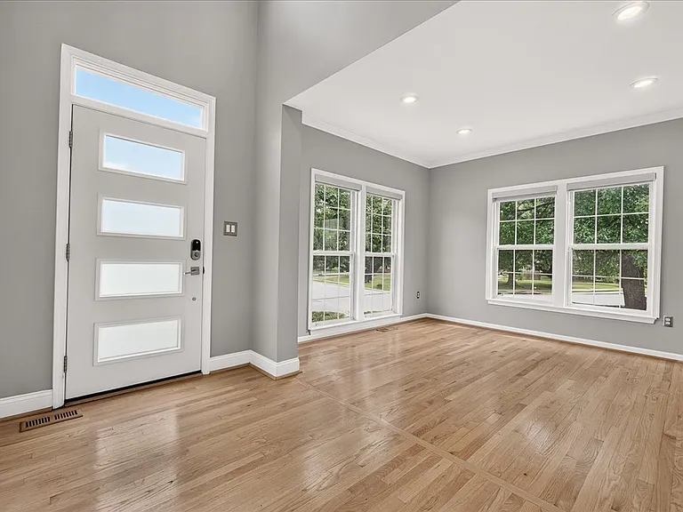 6455 Saddlebrook Ln — Photo 3