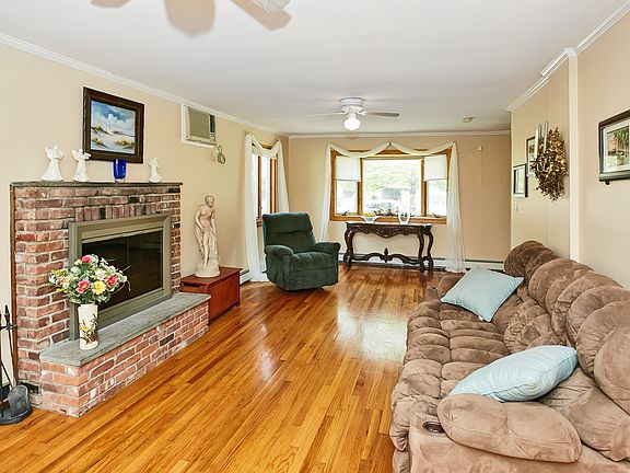 3rd image of 113 Pinetree Ln