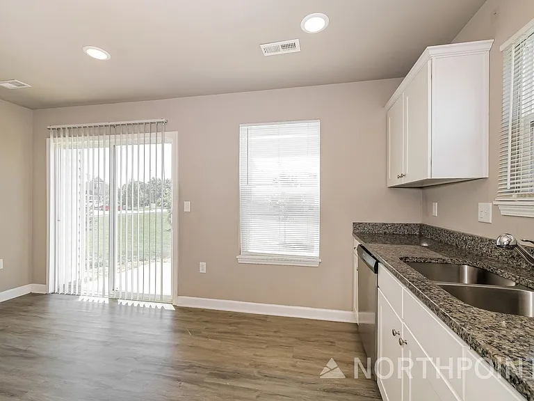 102 SW Rose St — Photo 7