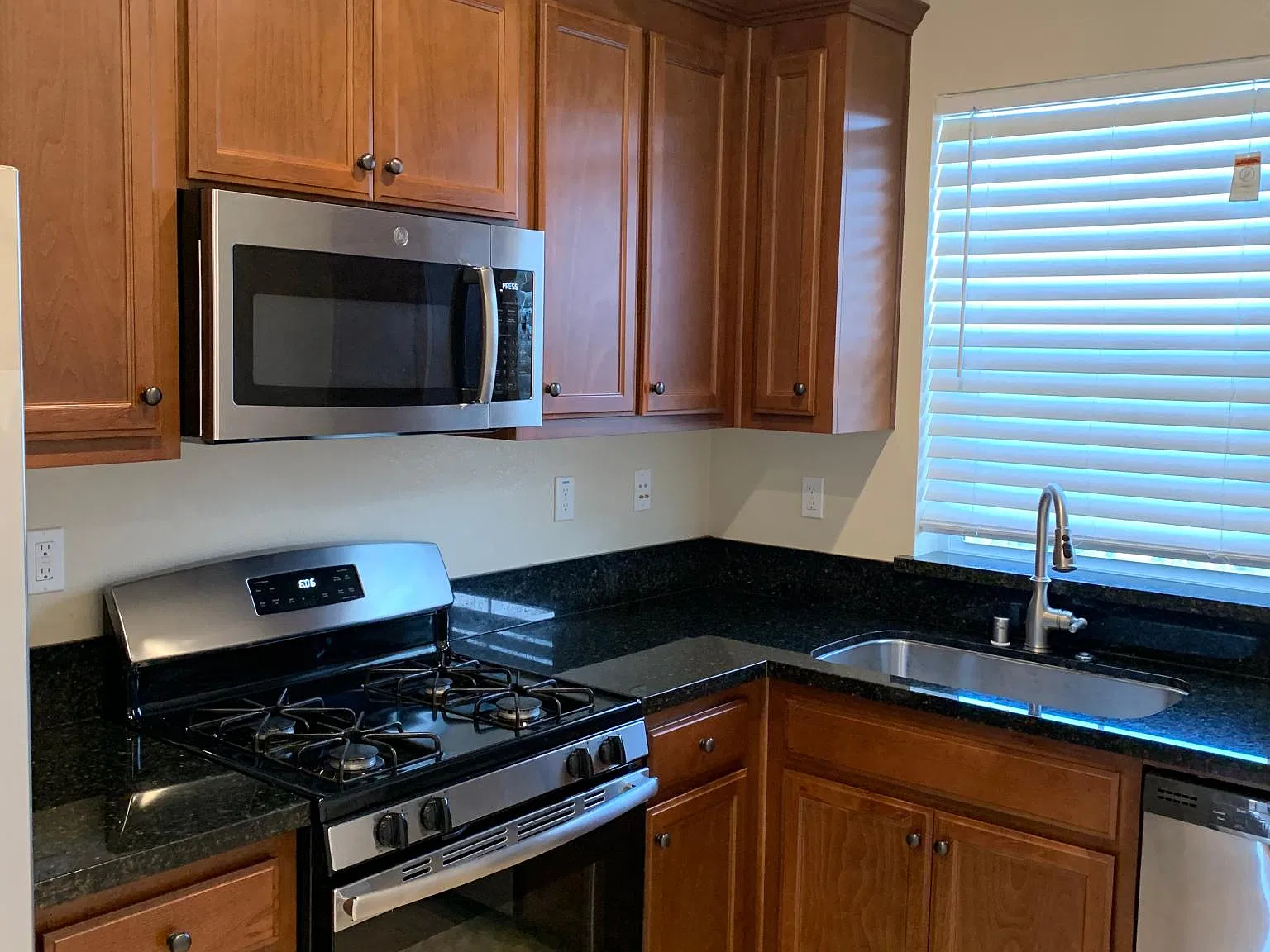 1 bed, 650 sqft, $1,600 — Photo 3