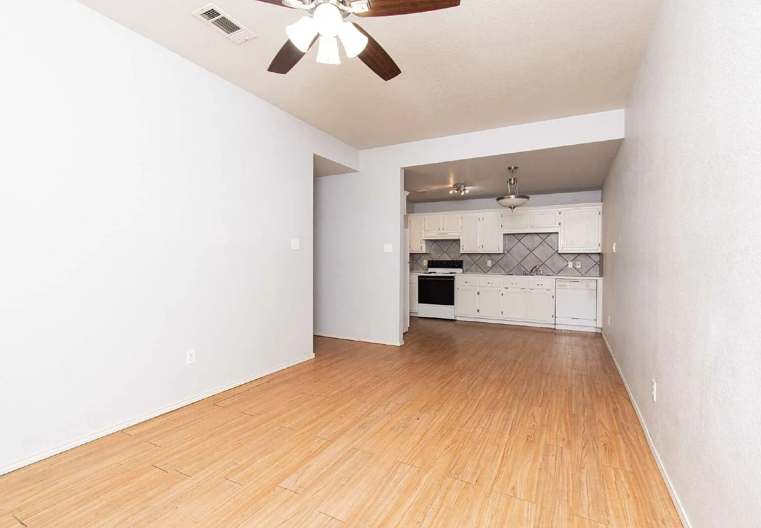 1 bed, 1.0 bath, 702 sqft, $695 — Photo 3