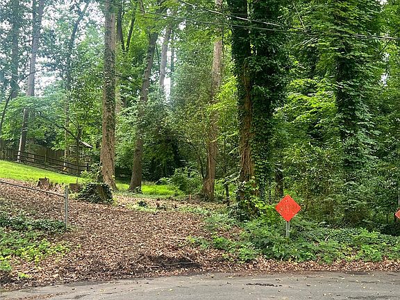 4th image of 830 Dudley Dr