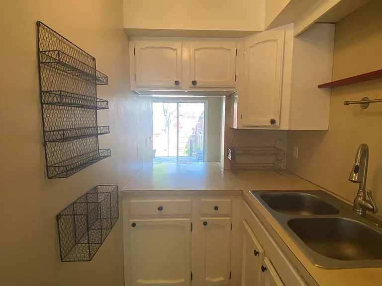 623 E Walnut St — Photo 4