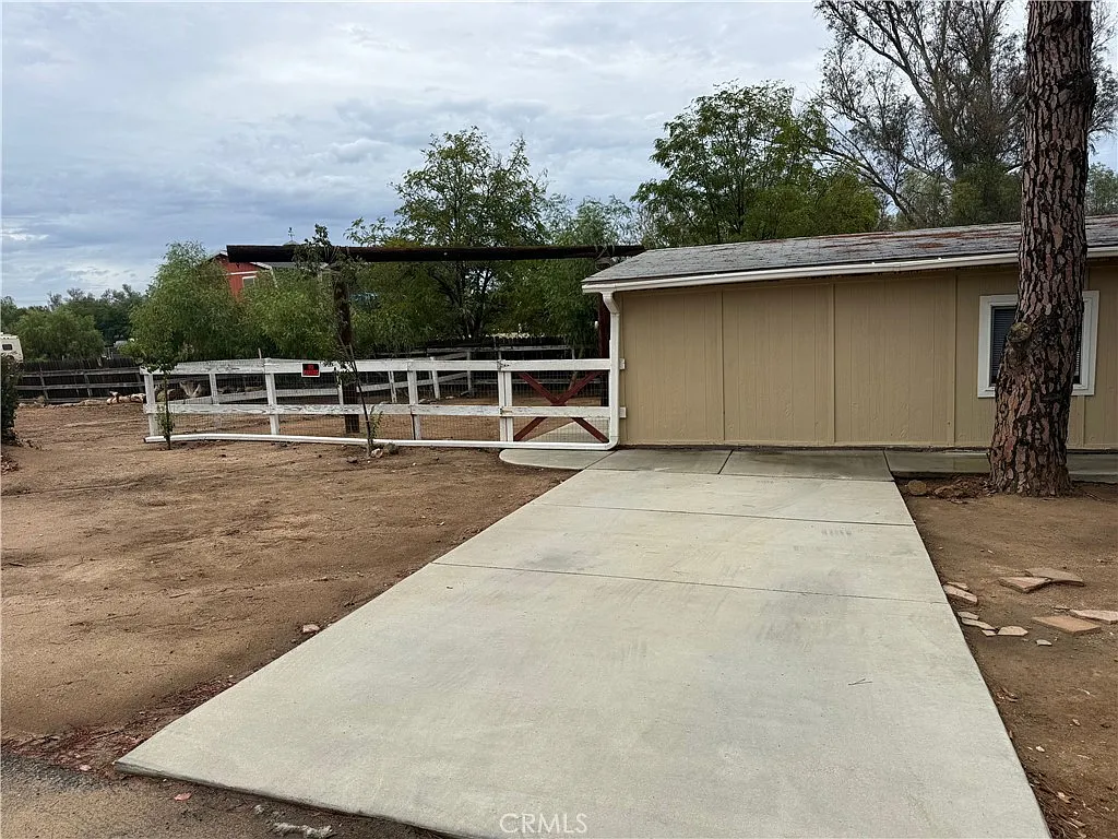 2 bed, 1000 sqft, $1,900 — Photo 2