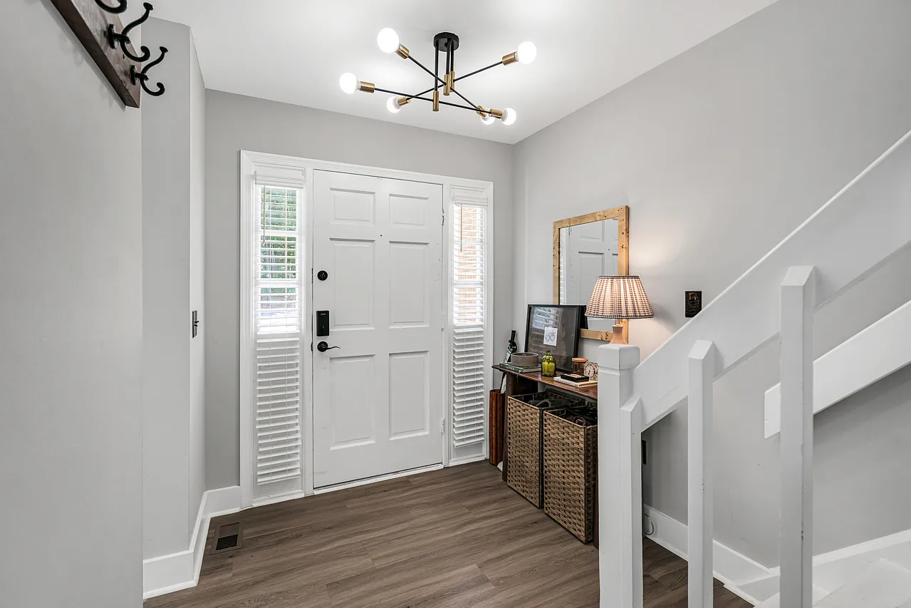 3 bed, 2200 sqft, $2,200 — Photo 3