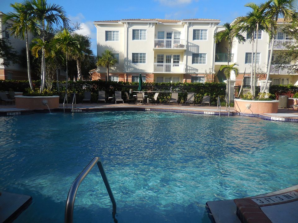 huge pool,cabana,bbq& more
