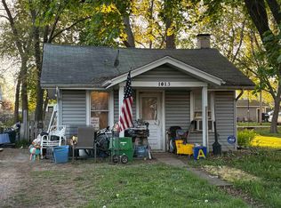 1013 Pearl St, Aurora, IL 60505