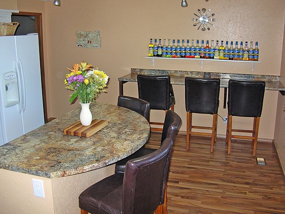 Island & Eat-in Bar